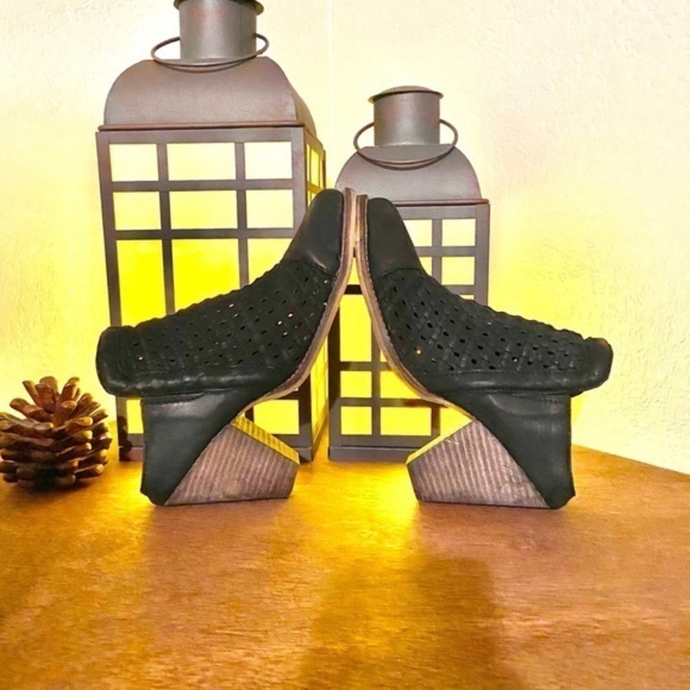 NIB-Diba True Black Leather Mules
